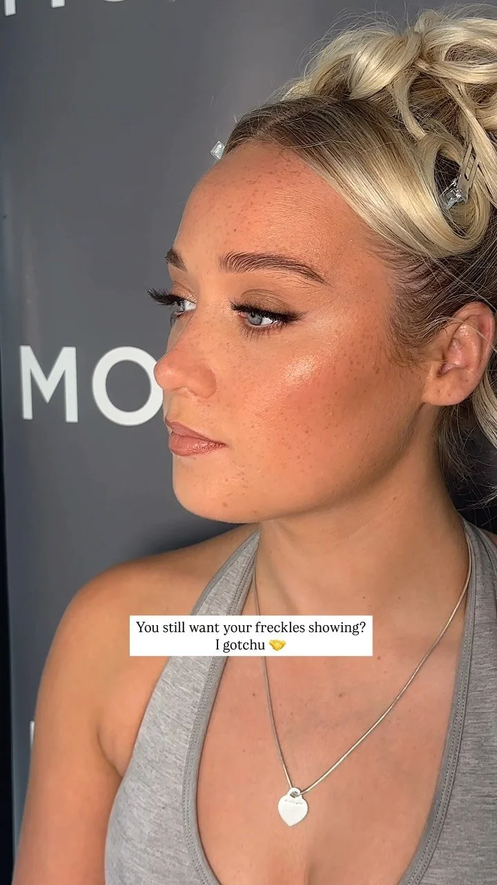 Free the freckles I say! 🙌🏼✨
.
#frecklesmakeup #makeupartistchester #wingedliner #softglam #racesmakeup #chesterraces #thisismoxi
