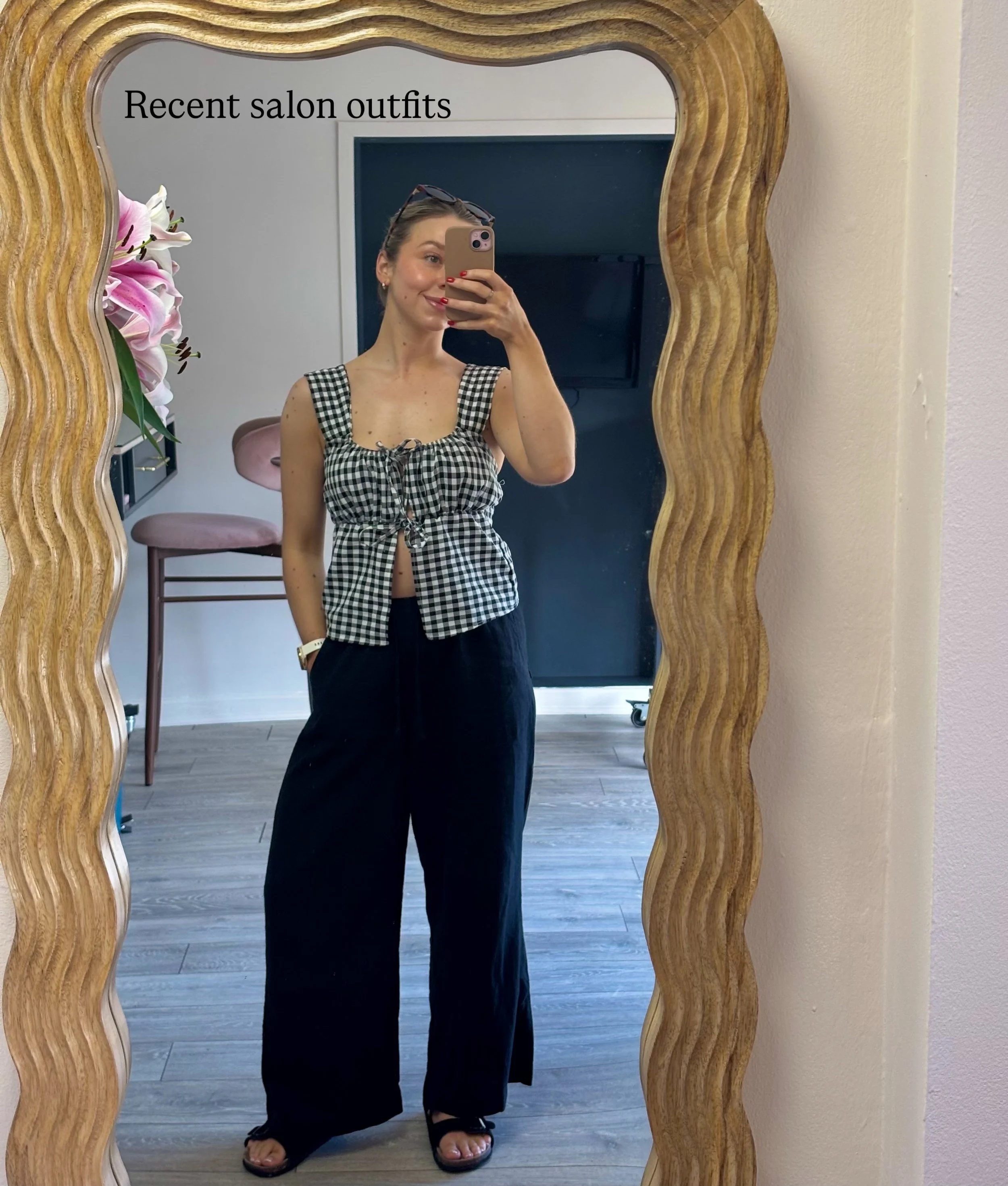 Salon fits ✨
Did I buy the mirror for outfit pics&hellip;&hellip; maybe
.
#salonootd #makeupartistchester #thisismoxi