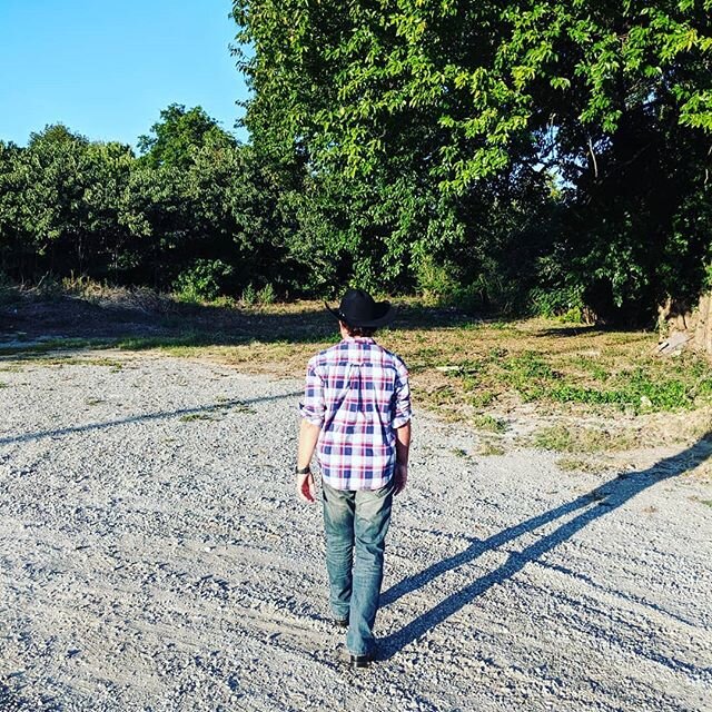 Looking for your car after a honky-tonk Friday night like 🍺🤦&zwj;♂️😂
.
Have a great weekend!! 😎👍
.
📸@chadsellerssongs
.
#CooperCountryTX #NeilCooper #WestTexas #love&nbsp;#Reddirtcountry #Texasmusic #instagood #photooftheday #georgestrait #Clas
