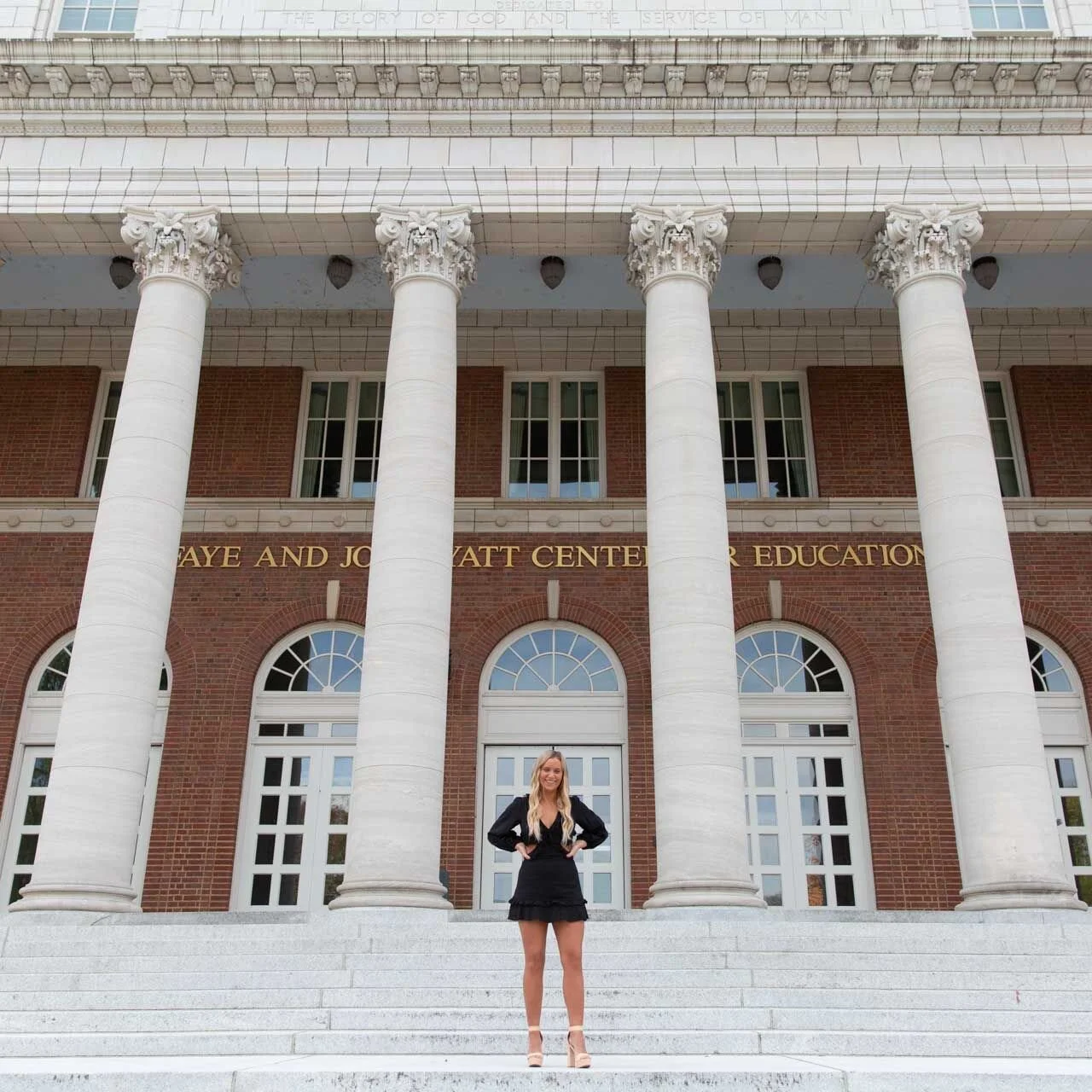 ICONIC✨ This girl - and this building! 
. 
It's Spring graduation season and I can't wait to meet up with a soon-to-be grad this weekend for a fresh spring photoshoot at @lipscombuniversity . So many campuses here in #nashville are just gorgeous. 
. 