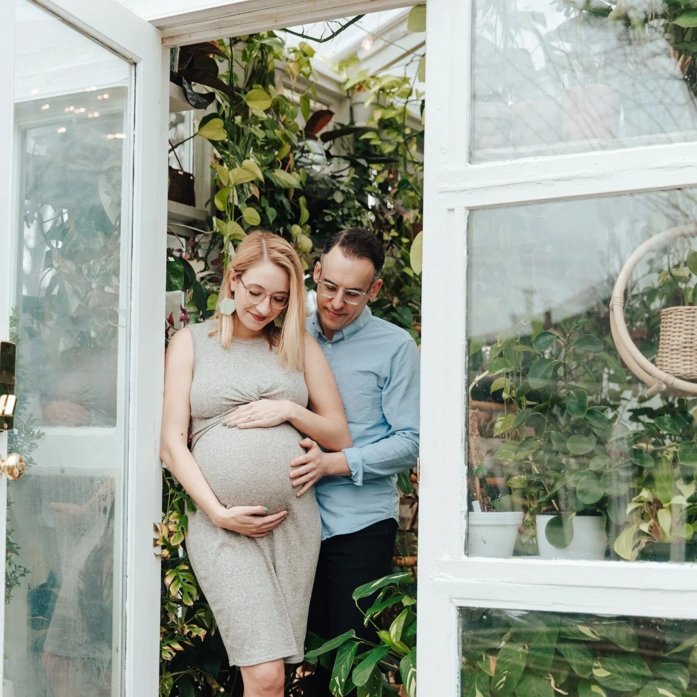 🥹This season of life for me, and for a lot of my friends has been really magical. Big life decisions, new life, and fresh baby faces to meet has brought a special sparkle to the average day. 
. 
I can't believe the little one in these photos is now 