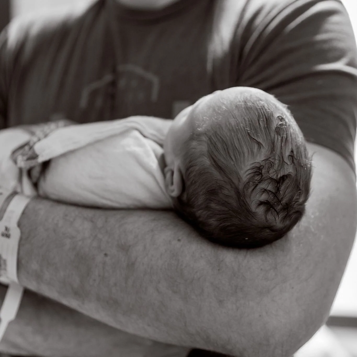 This first 48 Session had me overwhelmed with joy. I couldn't help but let out a few happy "eek!"s when visiting this family for their First 48 shoot. Little Holland was only about 13 hours old. 🥹 It was really special to meet their little
