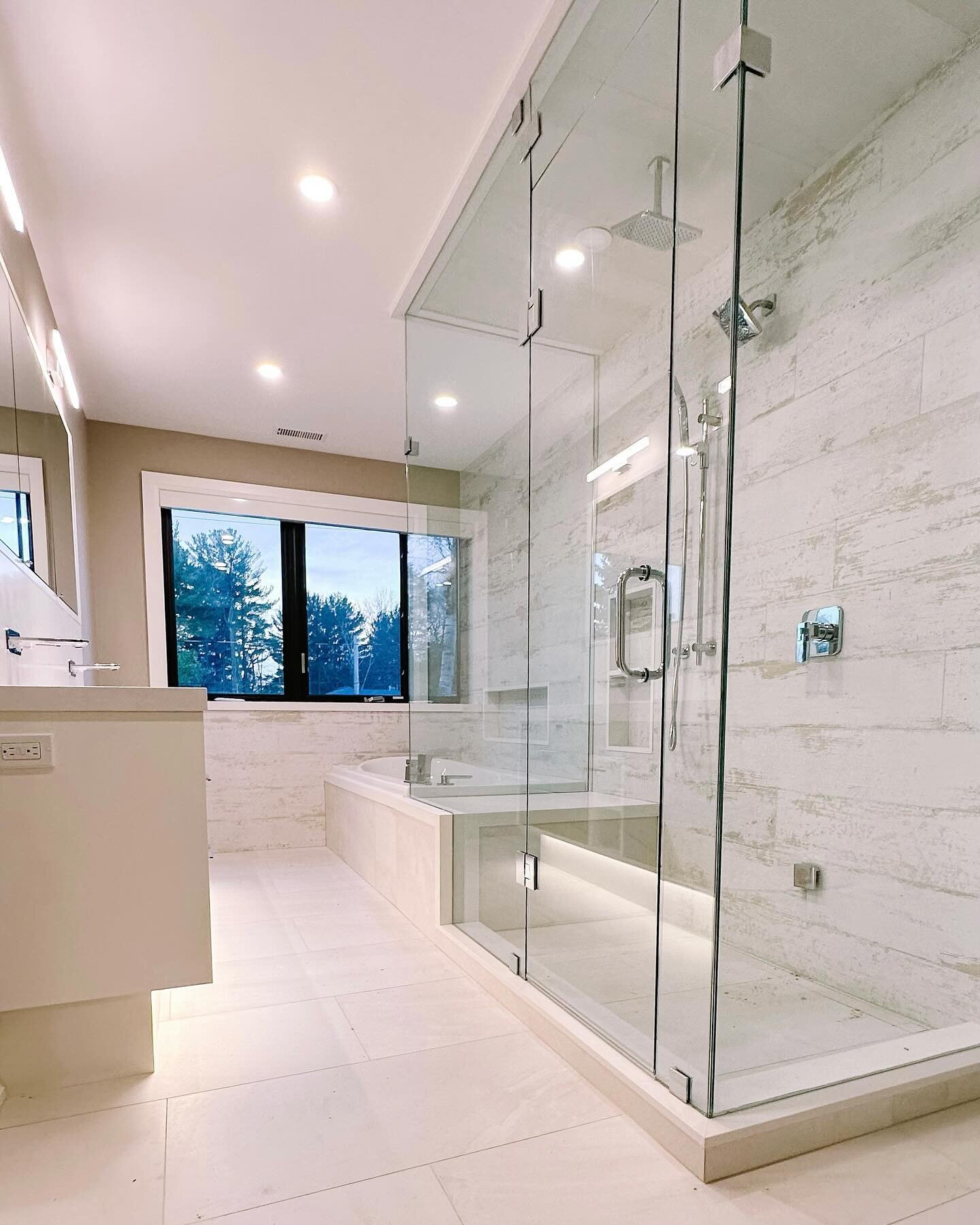 Happy Clients are now Enjoying this Beautiful Bathroom in their Custom Home on Lake Simcoe!☀️🏡!

#ConstructionCompany #DreamHome #LuxuryLiving  #FineDetails #Homebuilder #exteriordesign #HomeGoals #ConstructionLife #DreamHomeGoals #customhomes #home