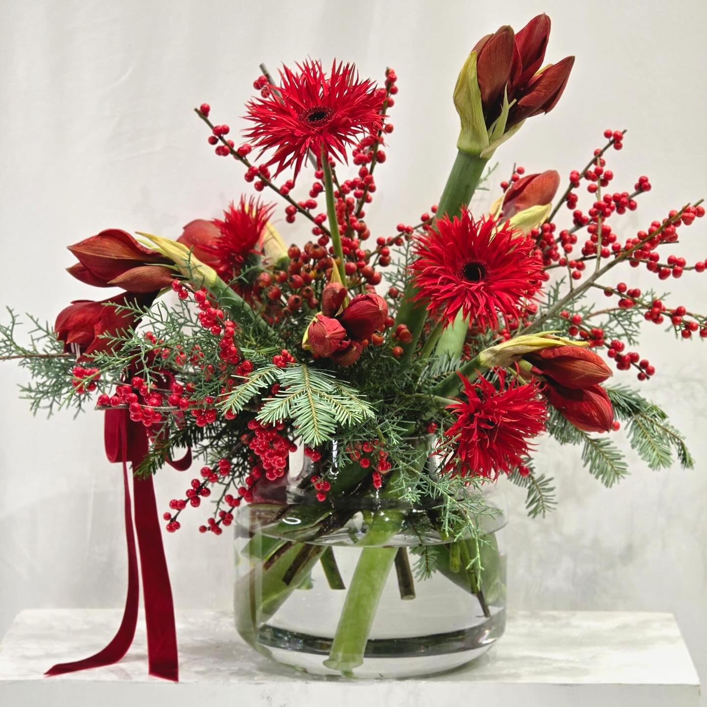 Warning: these flowers may cause sudden joy. 

This stunning arrangement and more holiday inspiration are up on our website gallery. Link in bio!