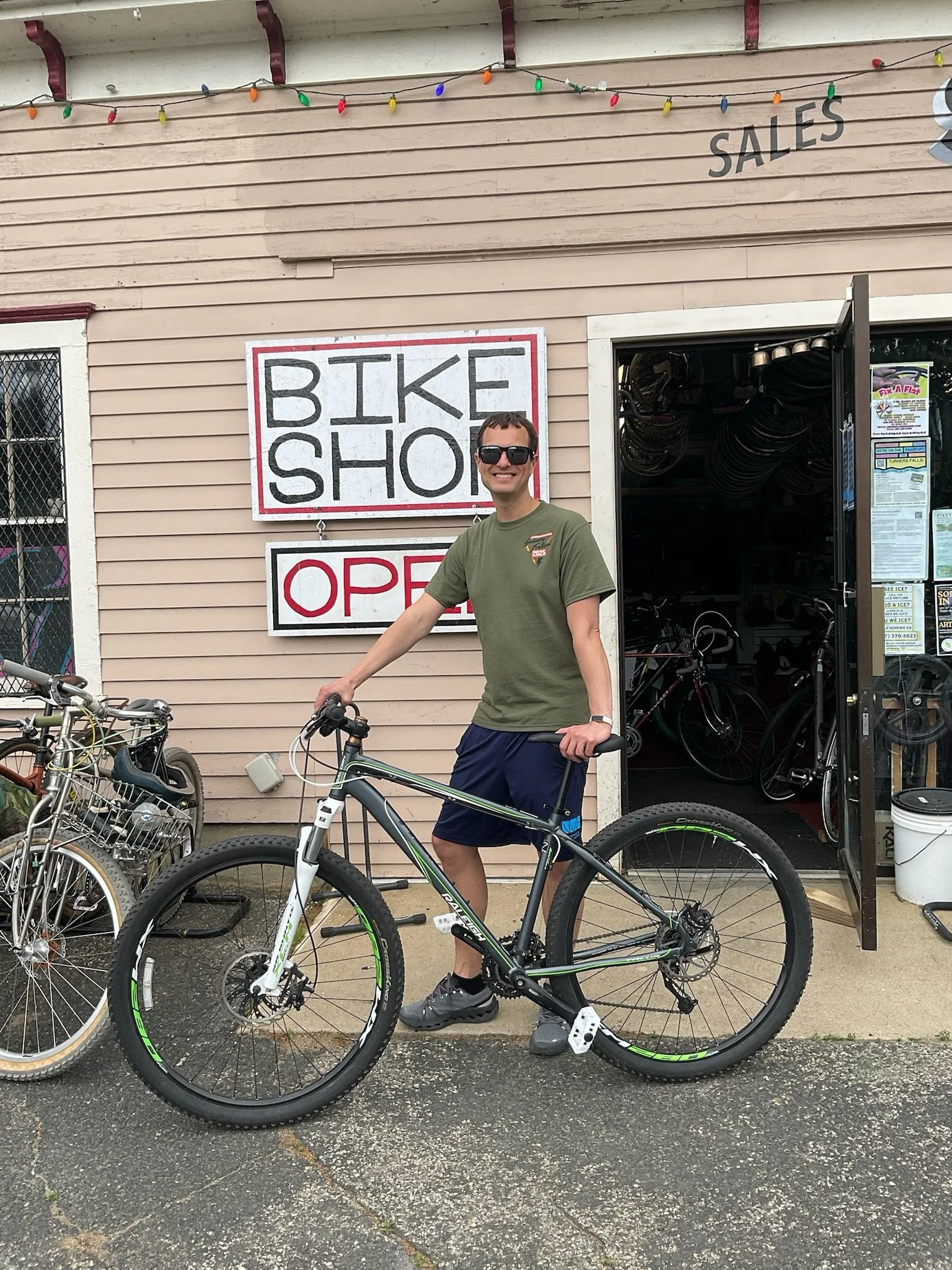 Wheelin&rsquo; Again Wednesday!

More folks on bikes! Thanks for choosing Sadie&rsquo;s! 

The best way to find a bike you like is to come into a shop in-person. When you come into our shop, we can answer your questions, point you towards some solid 