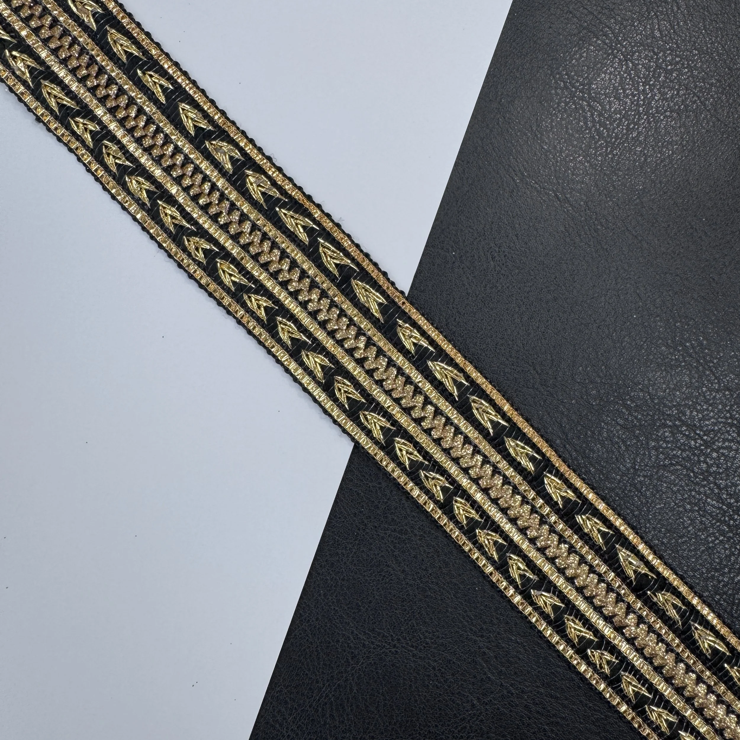 Classic Arrow Trim - Black Golden