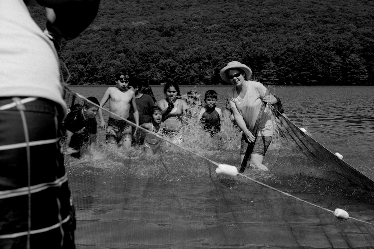  Volunteers and children participate in a seine netting activity at Rocky Gap State Park, as part of Maryland Department of Natural Resources’ “Es Mi Parque” program. 