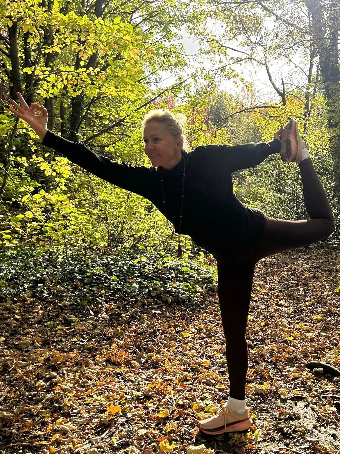 🍂As we transition from Autumn to winter, it&rsquo;s important to recognize the subtle shifts in our environment and within ourselves.
Autumn, with its crisp air and vibrant colors, invites a time of reflection and preparation. As we move into winter