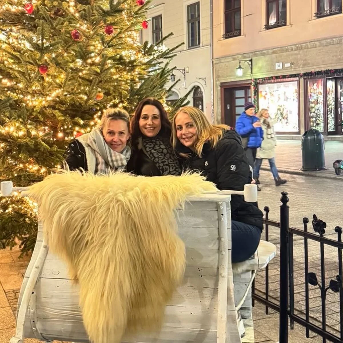 Magical Krakow 🇵🇱🎄🎅🏽💕

#krak&oacute;w , #christmasmarket #christmasatmosphere #girlstrip