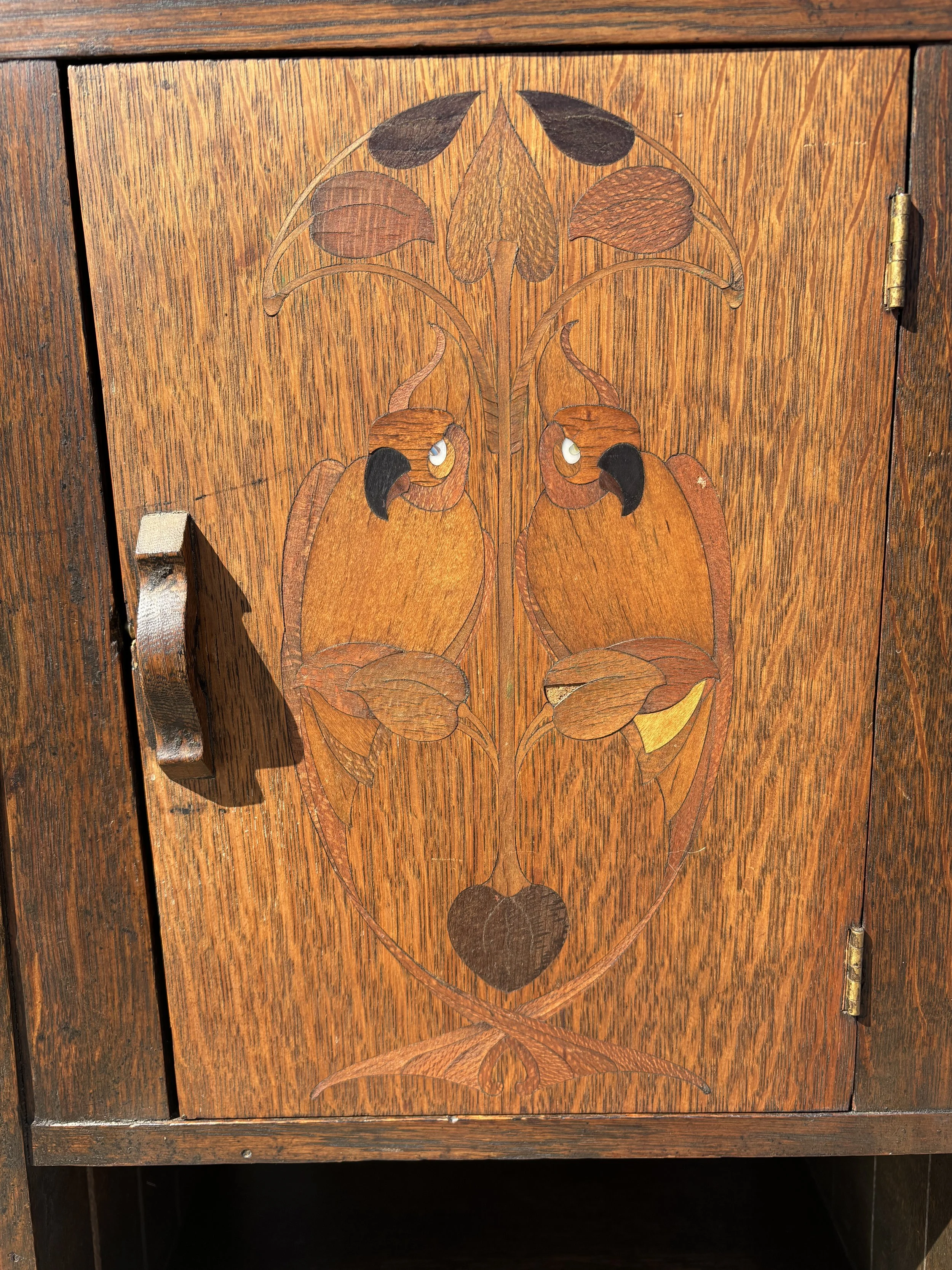 Mother of pearl eyes on parrot inlay