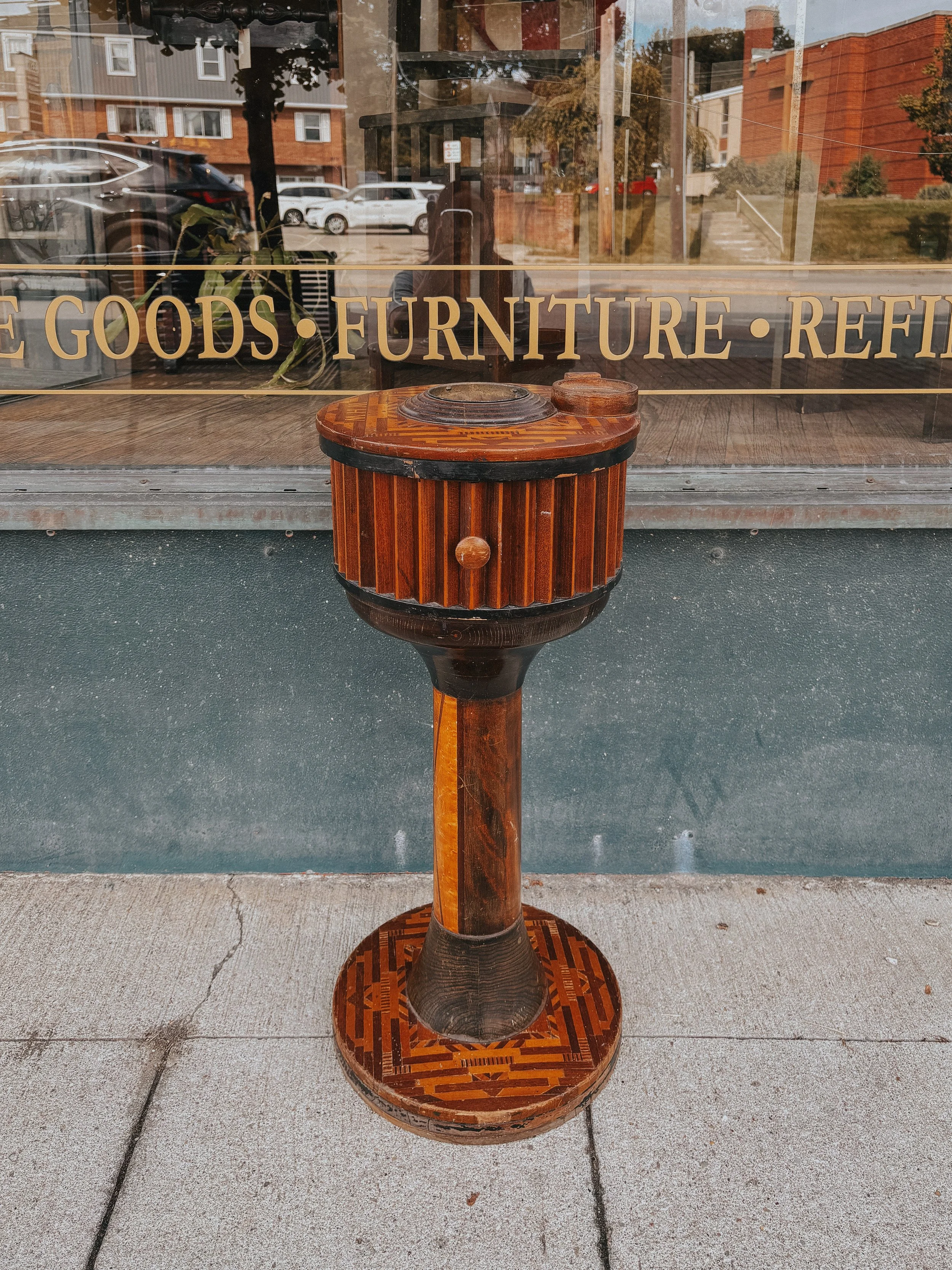 Tramo Art Smoking Stand