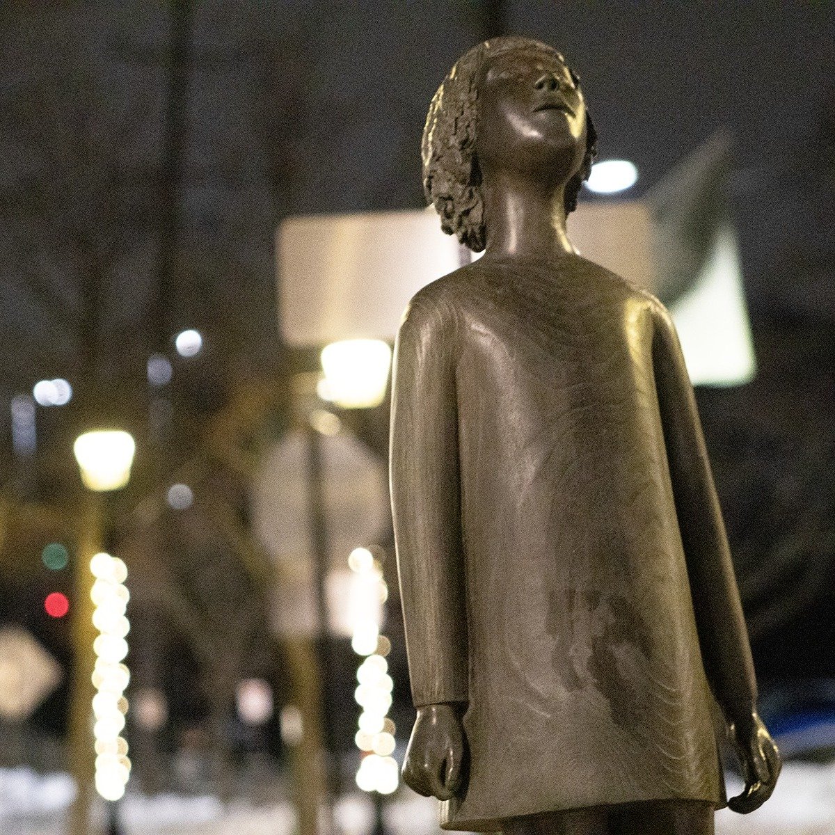 Greetings, Flossmoor! March is #WomensHistoryMonth, and we are proud to introduce you to two sculptures in the Village's permanent public art collection,  made by female artists. The pieces are about as different as can be, showcasing the diversity o