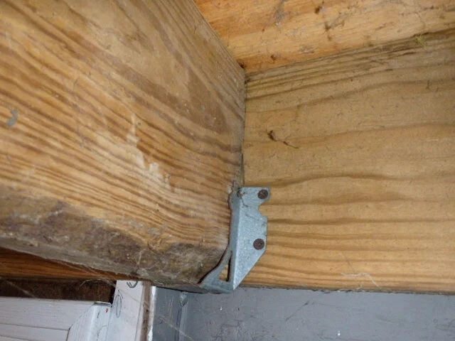 Improper hardware / Missing flashing