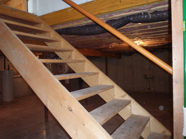 Inadequate and missing handrails / Open stair risers
