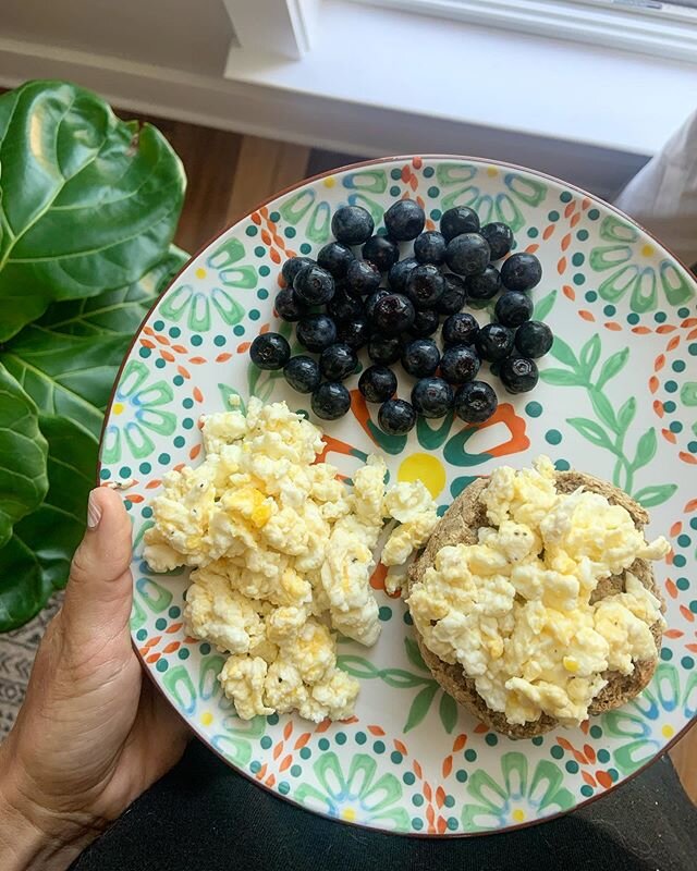 🌿 Goooood morning and happy Monday! Filling up my plate with fresh blueberries from @stepharoo495 moms farm and yummy scrambled eggs on top of Ezekiel bread English muffin and a latte on the side.  Don&rsquo;t skip breakfast y&rsquo;all! I know it&r