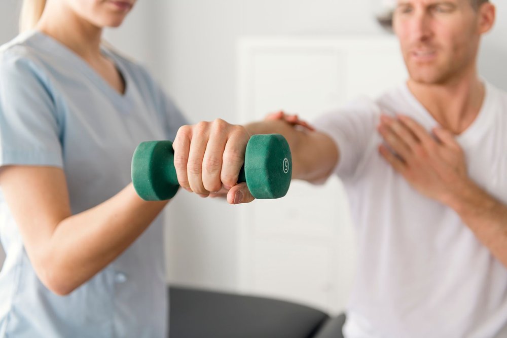 Person receiving treatment from a rotator cuff tear