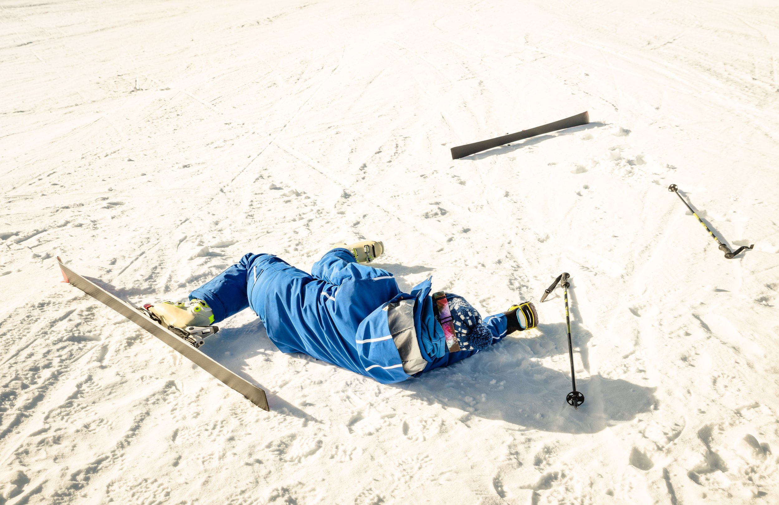 Туристу лыжнику было лень идти. Травмы на лыжах. Упал на лыжах. Падение на горных лыжах. Лыжник упал.