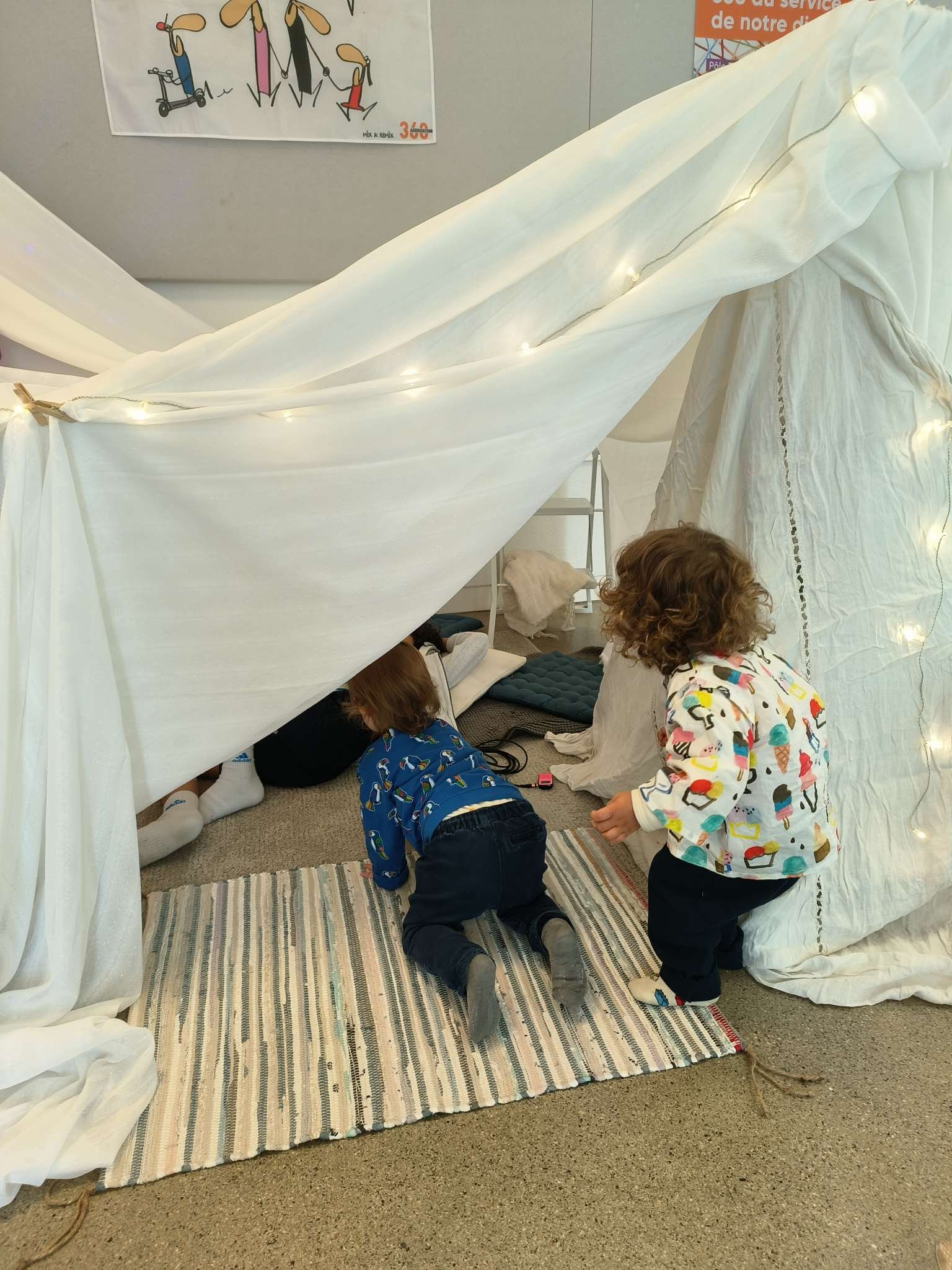 2filles entrée cabane redimensionnée.jpg