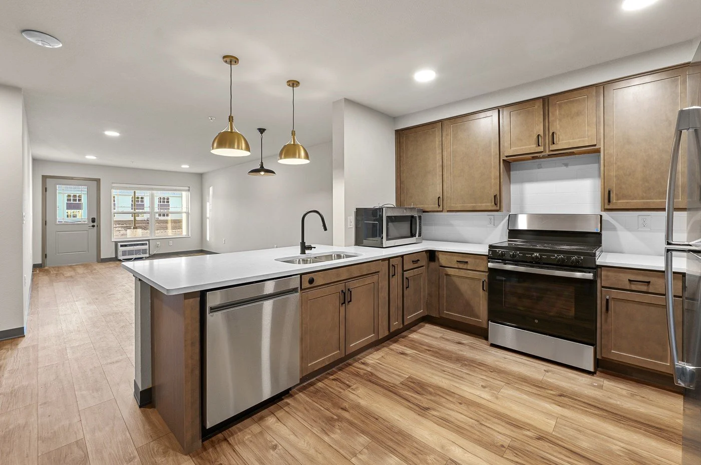 Woods Hollow Cottages &amp; Townhomes - Kitchen &amp; Living Area