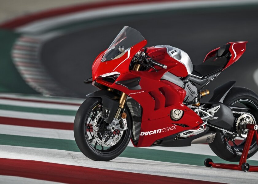 Panigale-V4R-Red-MY19-Ambience-01-Gallery-1920x1080-1-840x600.jpg