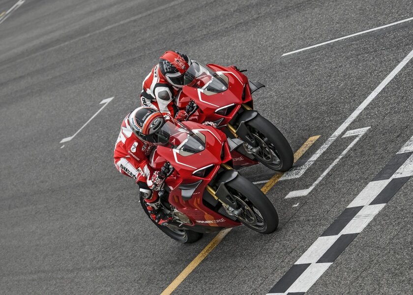 Panigale-V4R-Red-MY19-Ambience-02-Gallery-1920x1080-1-840x600.jpg