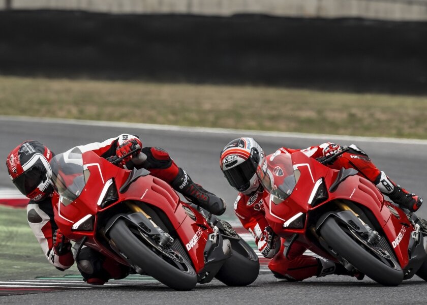 Panigale-V4R-Red-MY19-Ambience-05-Gallery-1920x1080-1-840x600.jpg