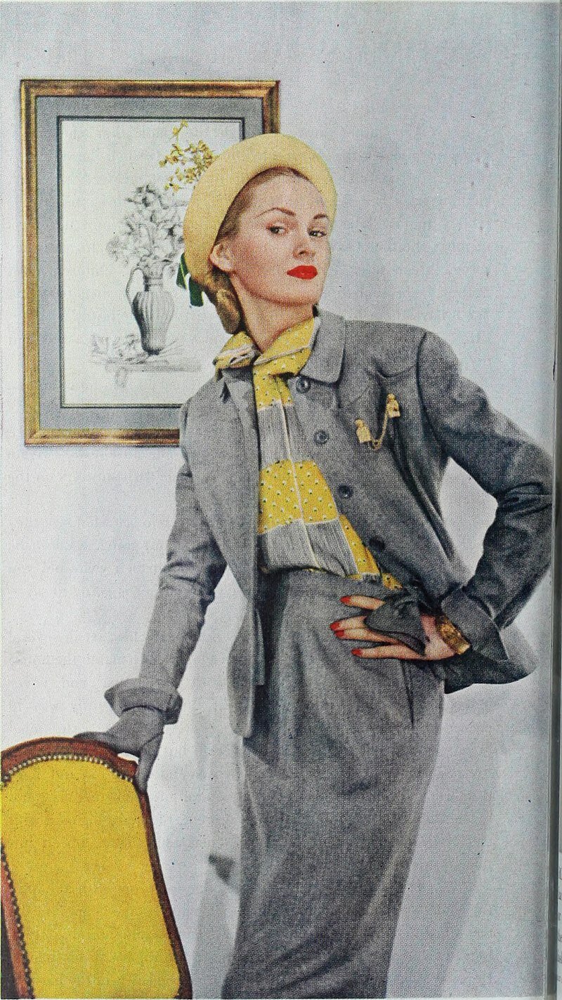 800px-Suit,_hat_and_blouse_by_Hattie_Carnegie,_1948.jpeg
