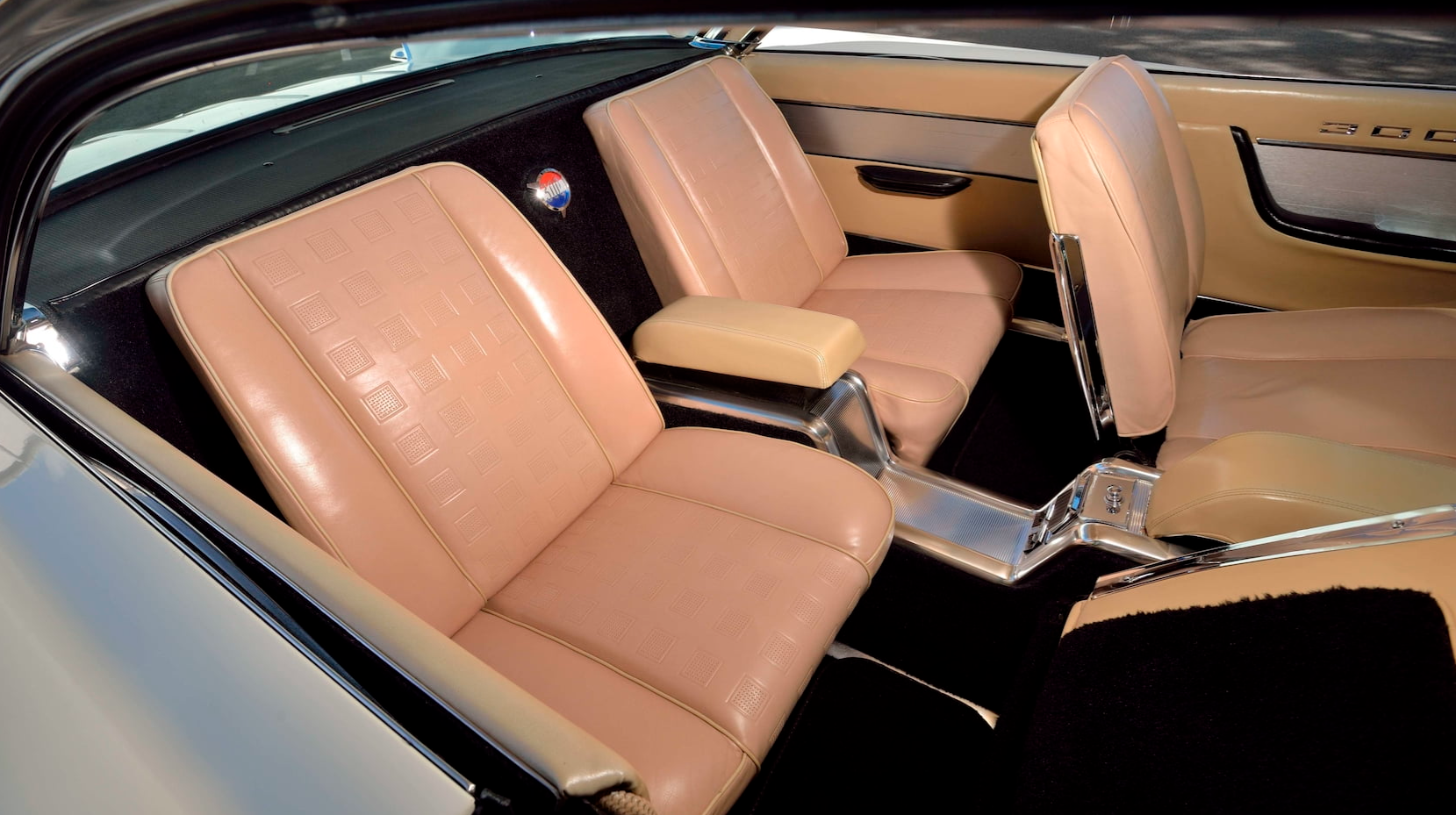 Chrysler 300 G interior Mecum.PNG