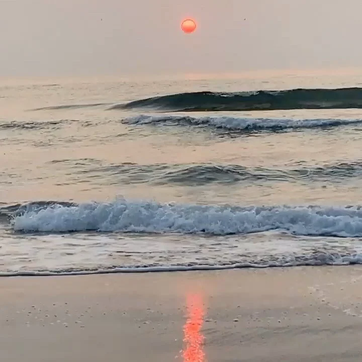 💦The sound of the sea is music to me. 💙

#sunrise 
#ocean 
#oceanview