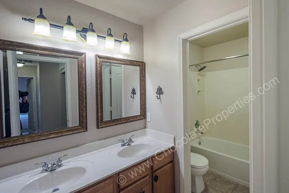 10420 Cantacielo_r_guest bathroom A.jpg