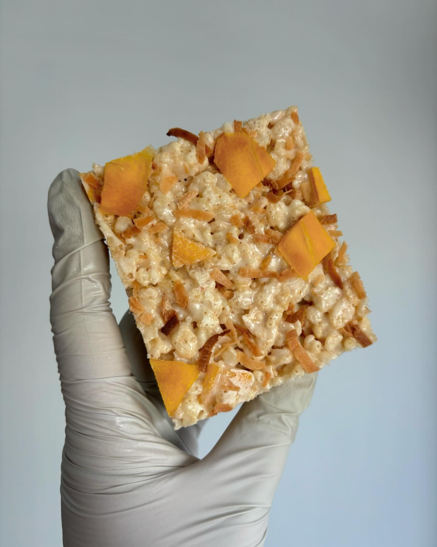 Mango sticky rice rice crispy treat 🥭🍚

Who knew a fruity rice crispy treat would be such a hit?! Creamy coconut marshmallow, aromatic brown butter, fruity and plump dried mango pieces, and delightfully toasty coconut flakes 🤩

You guys are really