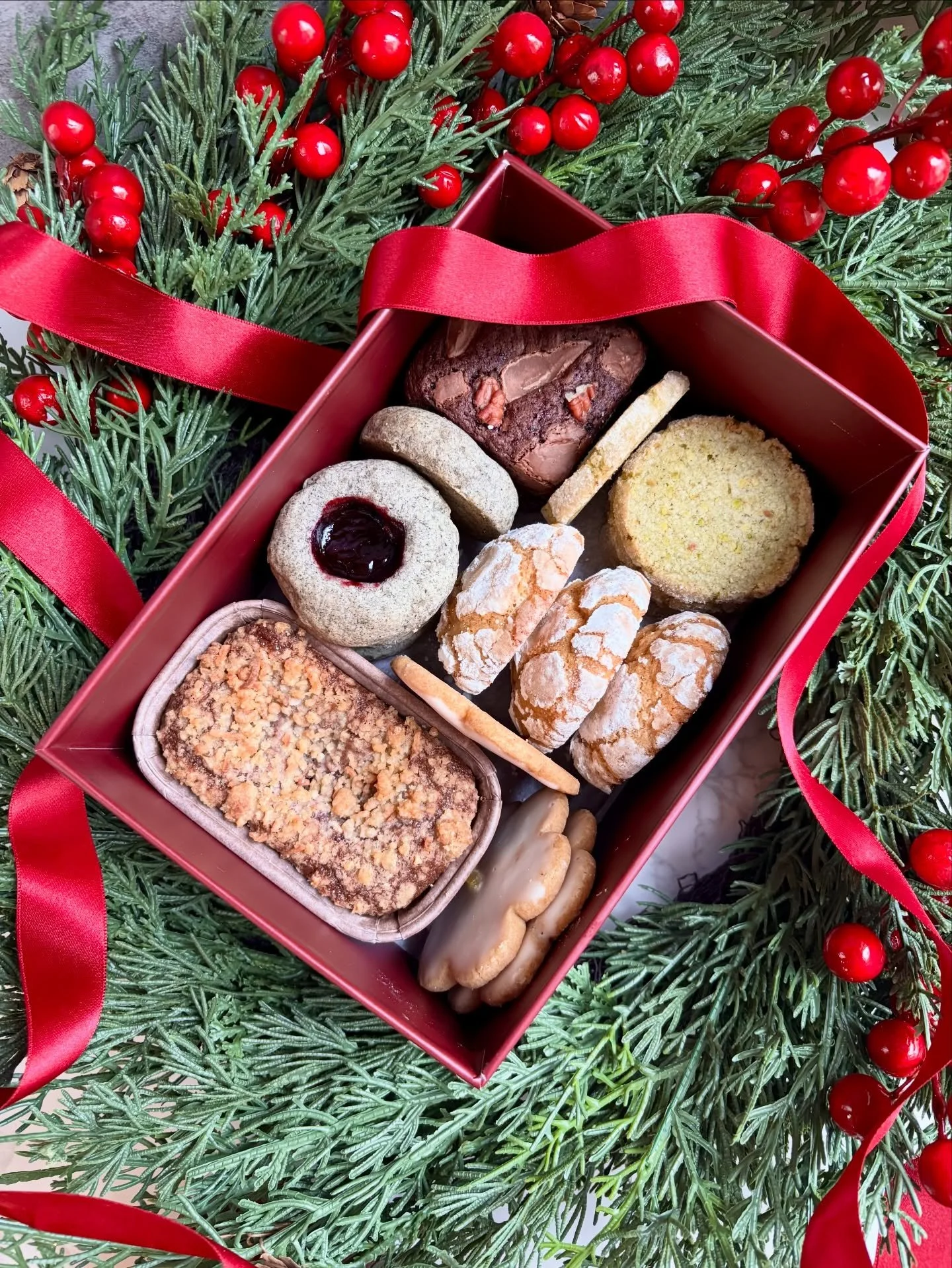 Holiday treat boxes are here!!!! 

It&rsquo;s an annual Kemi tradition 🤩 This year&rsquo;s box is filled with eighteen incredible Asian inspired treats!! We have: 

🍪Ube coconut loaf
🍪Oolong marionberry thumbprints
🍪Jasmine pistachio shortbread
?