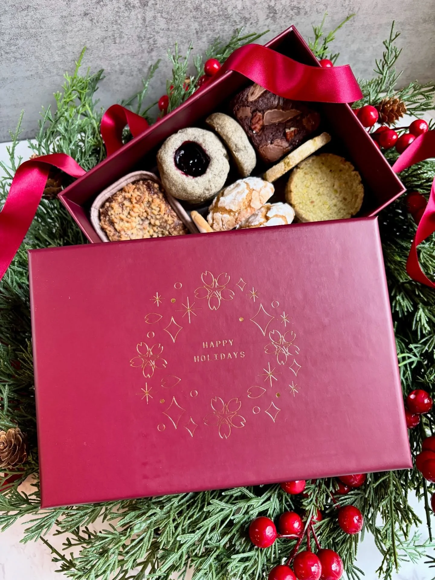 ✨Holiday Treat Box✨

A stunning and delicious assortment of treats! It&rsquo;s the best way to celebrate the most wonderful time of the year 😍

Each box comes with 18 assorted treats and they&rsquo;re still available to pre order for a few more days