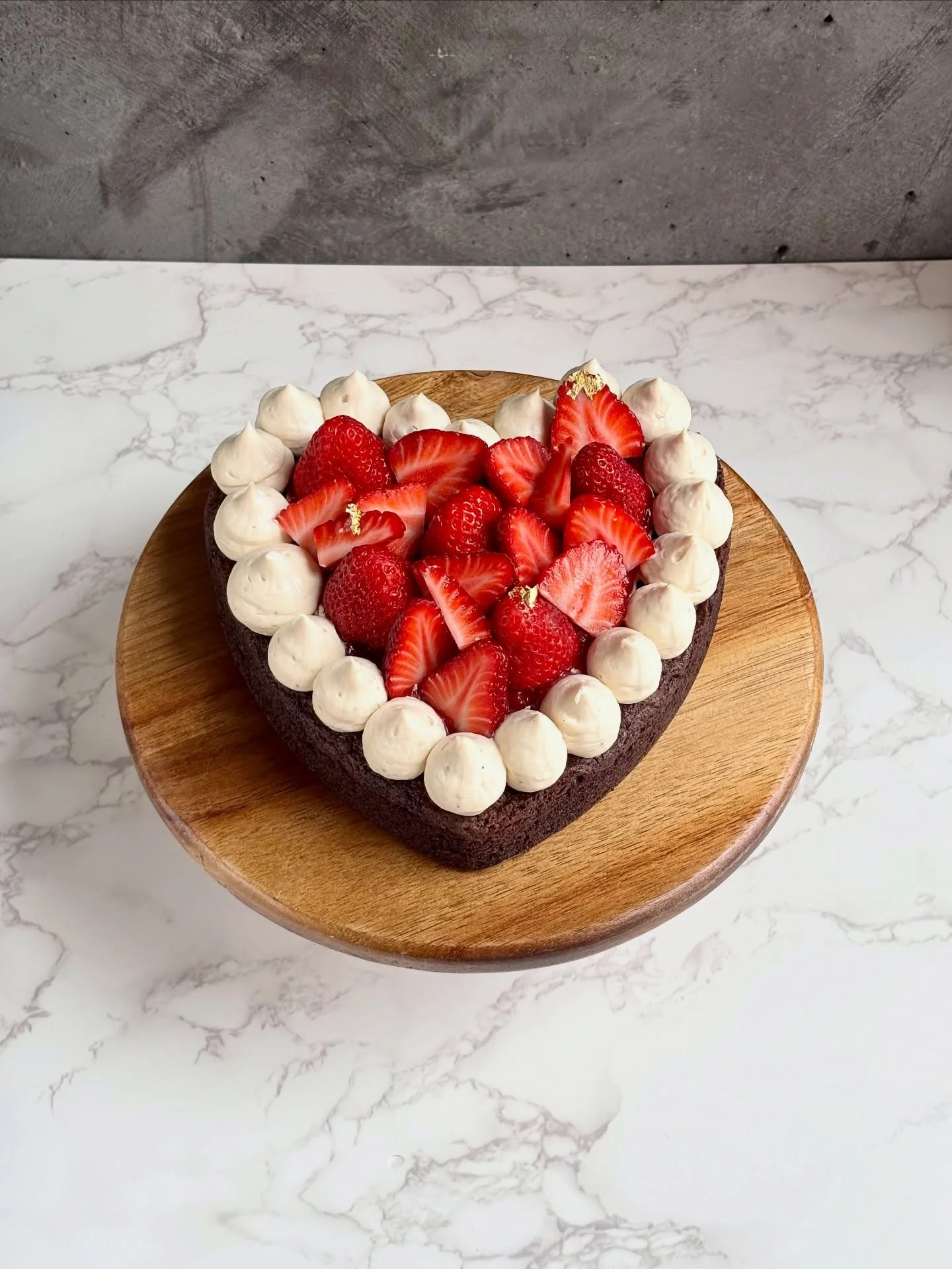 The perfect Valentine&rsquo;s Day cake ❤️

Our Sweetheart Cake is the most incredible combo of a rich chocolate cake, vibrant strawberry compote, silky smooth Hojicha whipped white chocolate ganache (made with @valrhonausa Oplays), and fresh strawber