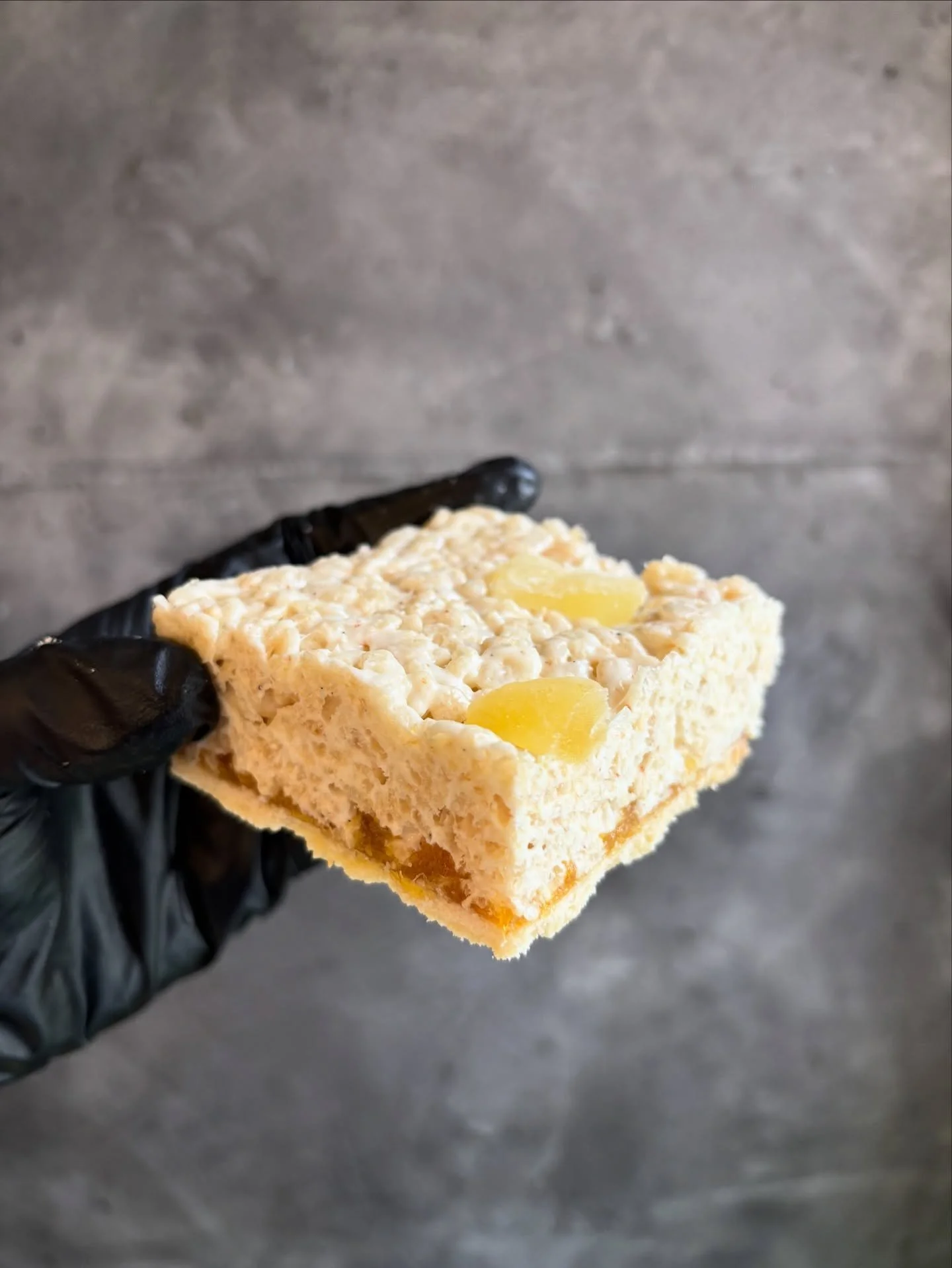Pineapple cake rice crispy treat 💫

One of my favorite bakes from the past month. A very fun and almost weird play on something I really loved eating growing up&mdash;a Taiwanese pineapple cake.

Chewy vanilla bean brown butter rice crispy (made wit
