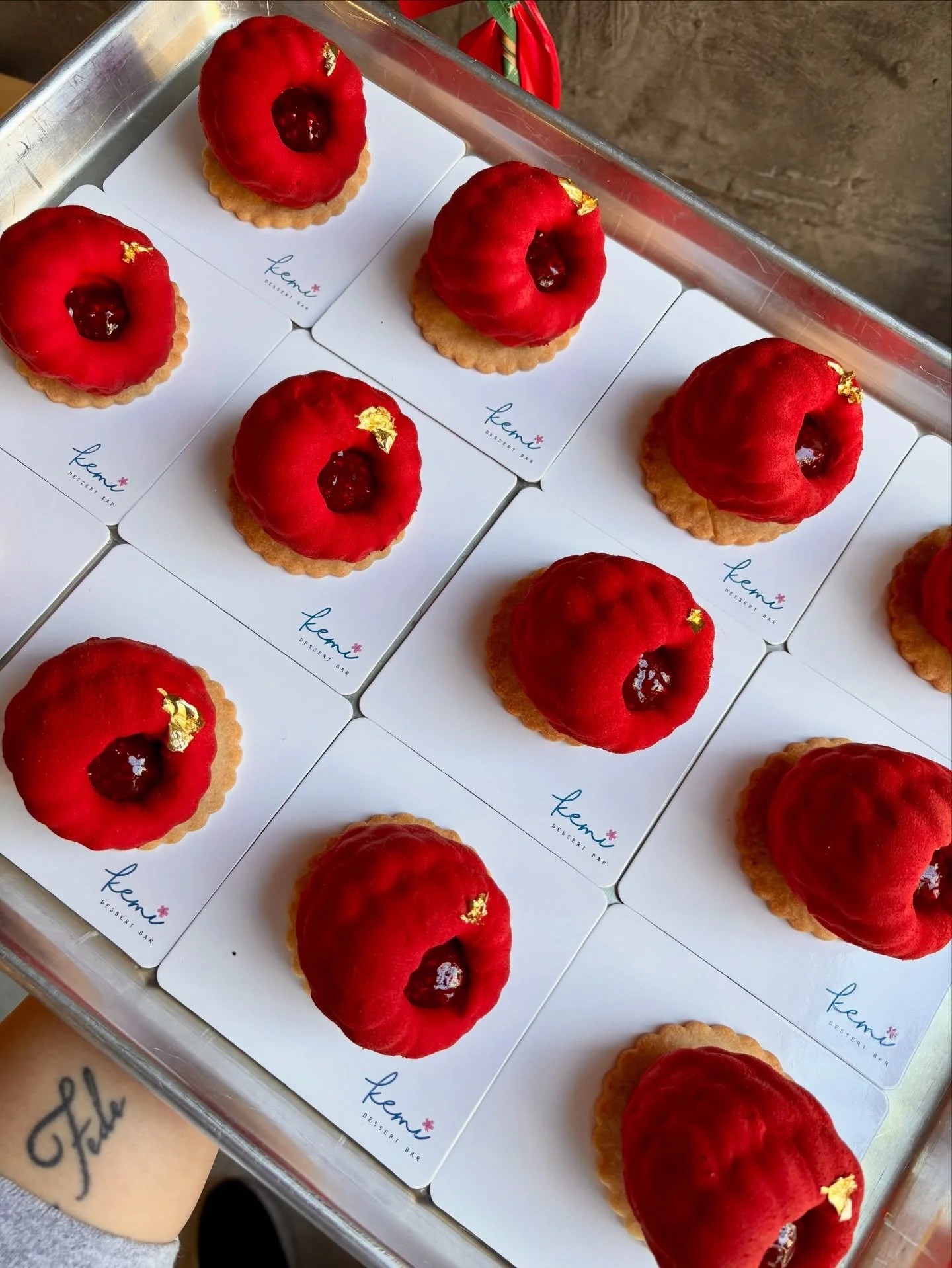 Raspberry Matcha 💫

Still so in love with this dessert 🤩 Delicate layers of bold matcha mousse, slightly tart raspberry cream, raspberry jam, tender matcha financier, crisp sable, all coated in a crunchy white chocolate shell.

Truly a delight ✨