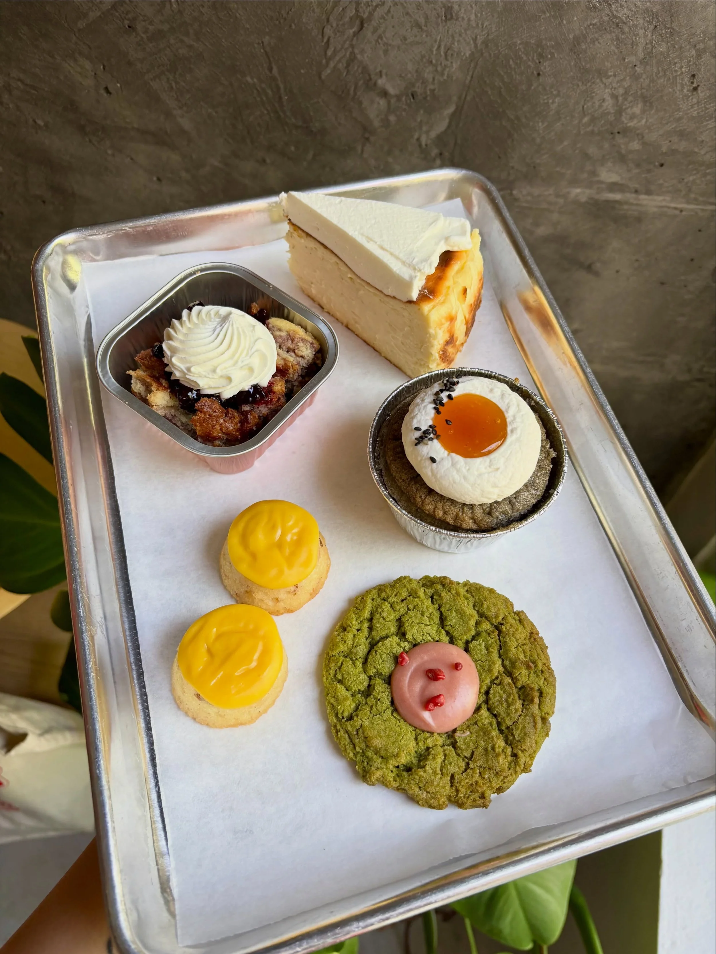 May&rsquo;s dessert club box!! 😍 

This month&rsquo;s theme is &ldquo;i 🩷 fruit&rdquo;, featuring some of our favorite fruits!!! 

🥭mango calamansi cake bites 
🍓matcha strawberry cookies 
🎂black sesame passion fruit chiffon 
🍒cherry scone parfa