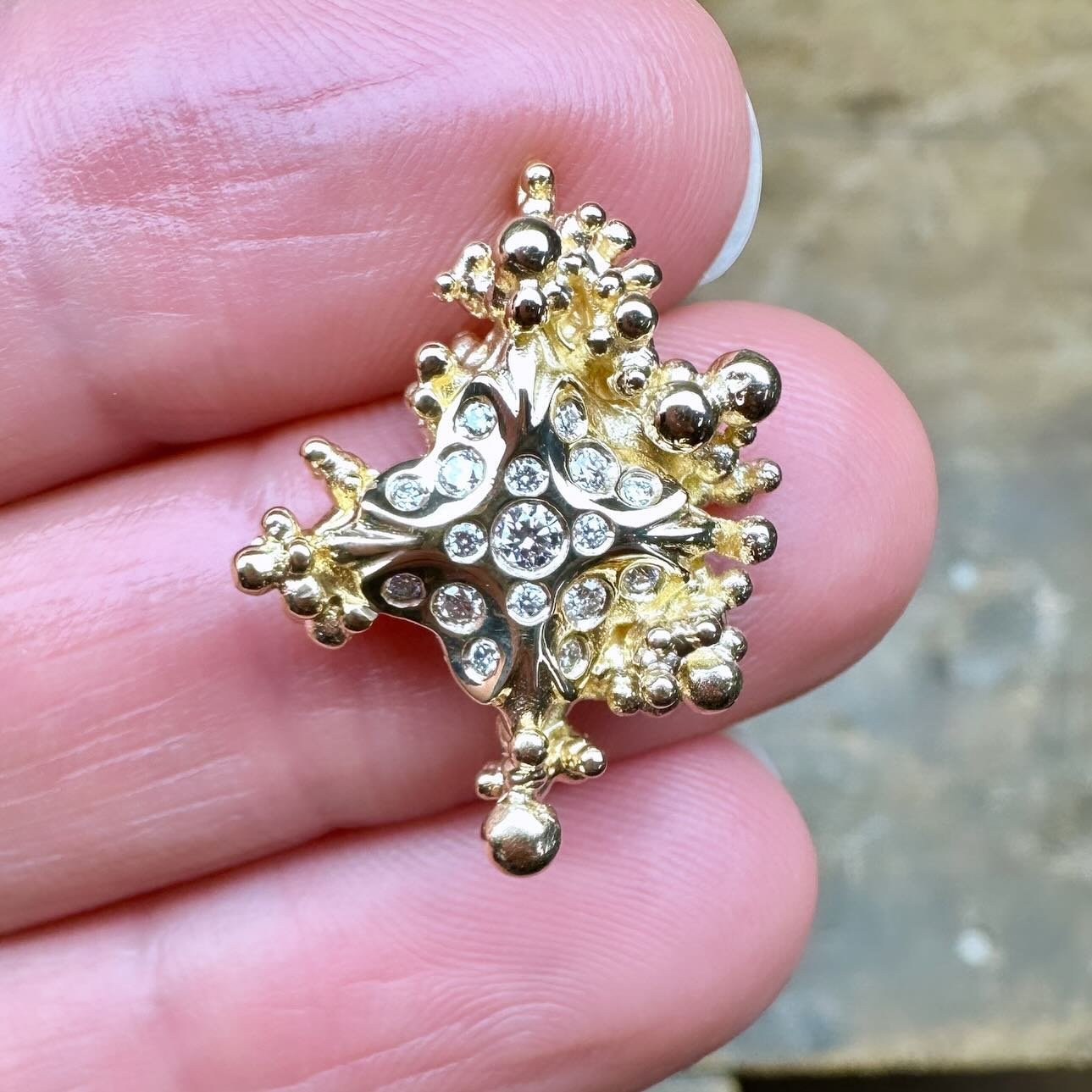 A little bit more polishing, adding a handmade bail and a nice chain&hellip;and it&rsquo;s ready for 🫵🫶🥳

Stay tuned, this star will shine brightly ✨!! 

You can tune it up with your favorite color of diamonds or sapphires, or no stones at all. Th