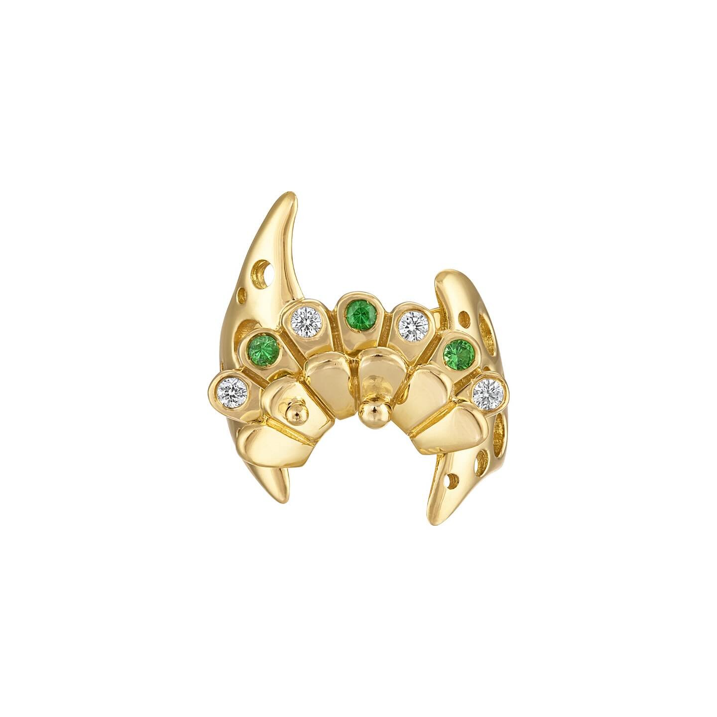 Coral Peacock 🦚 Ring! 

Dressed up in white brilliant diamonds and gorgeous juicy green Tsavorite garnets. A beautiful handcrafted statement ring that is super comfy and definitely screams uniqueness 🙌. Super cool looking worn upside down too ;) 

