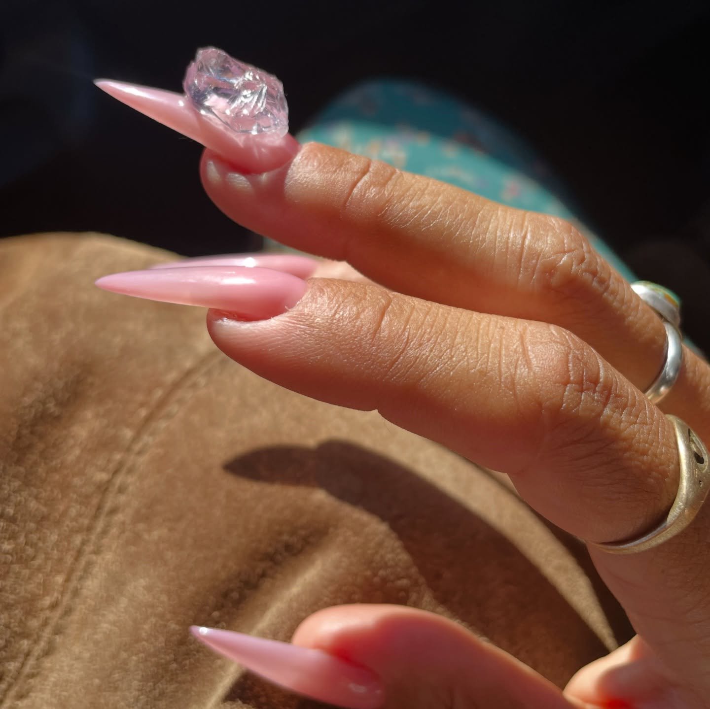 My version of basic; crushing up Amethyst &amp; encapsulating a small piece on one of my nails.
.
.
.
#esteticamallorca
#u&ntilde;asmallorca 
#nailsmallorca 
#madeinmallorca 
#luxmallorca 
#mallorcabeauty 
#u&ntilde;asespa&ntilde;a 
#nailinfluencer #