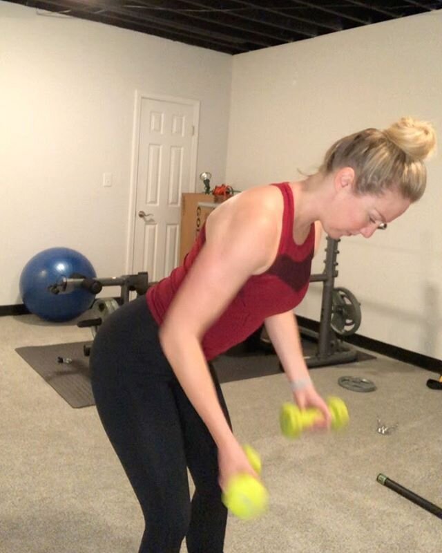Hi Monday! Here&rsquo;s an upper body circuit using any set of dumbbells. 💪🏻💪🏻💪🏻I&rsquo;m using 5lbs. Relax your shoulders, brace your core, keep a soft bend in your knees. Complete 3 rounds!
1. Bent over row, alternating palms facing each othe