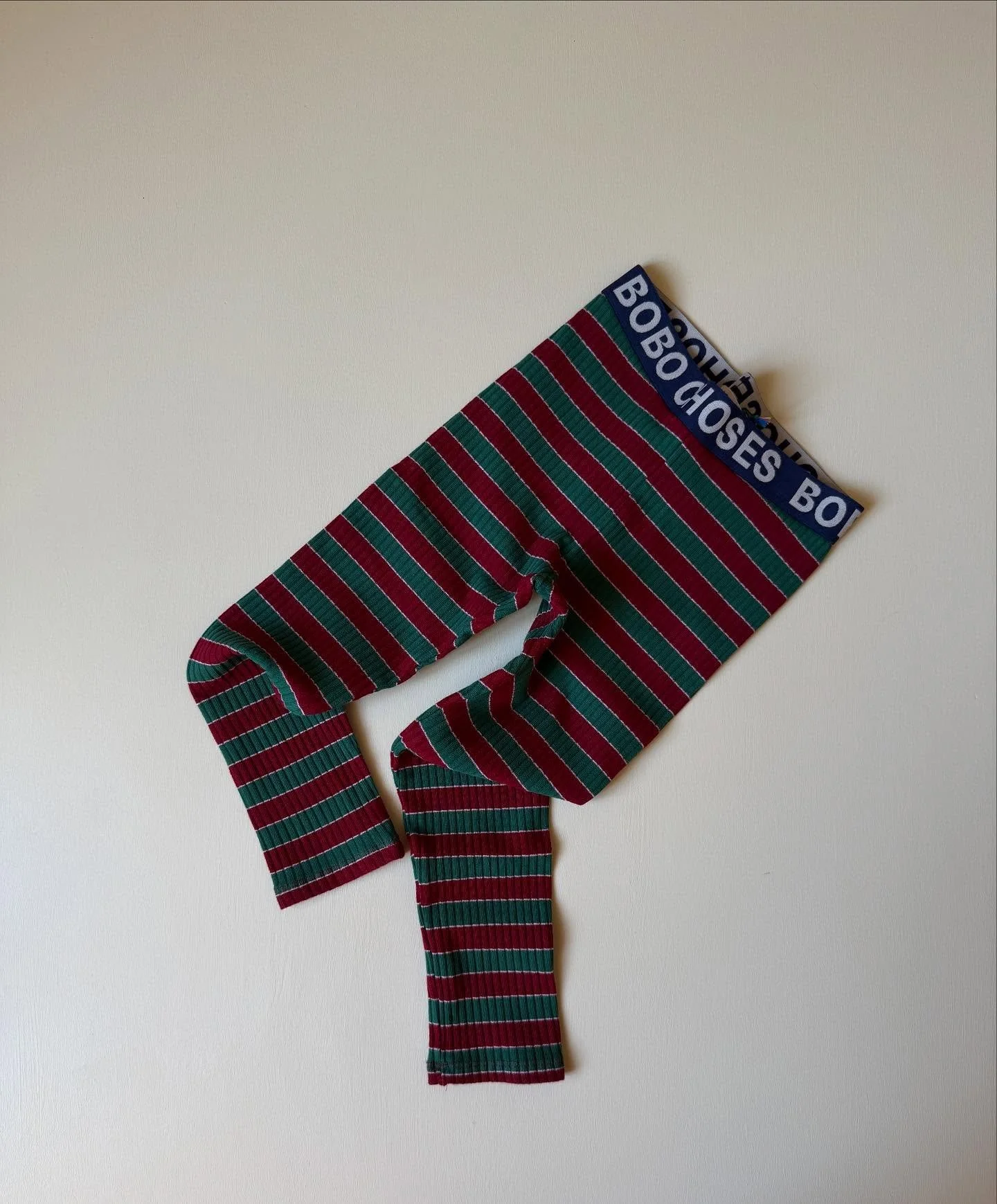 Cotton leggings with an elasticated waistband and skinny fit. Comfort and fun for everyday playfulness
