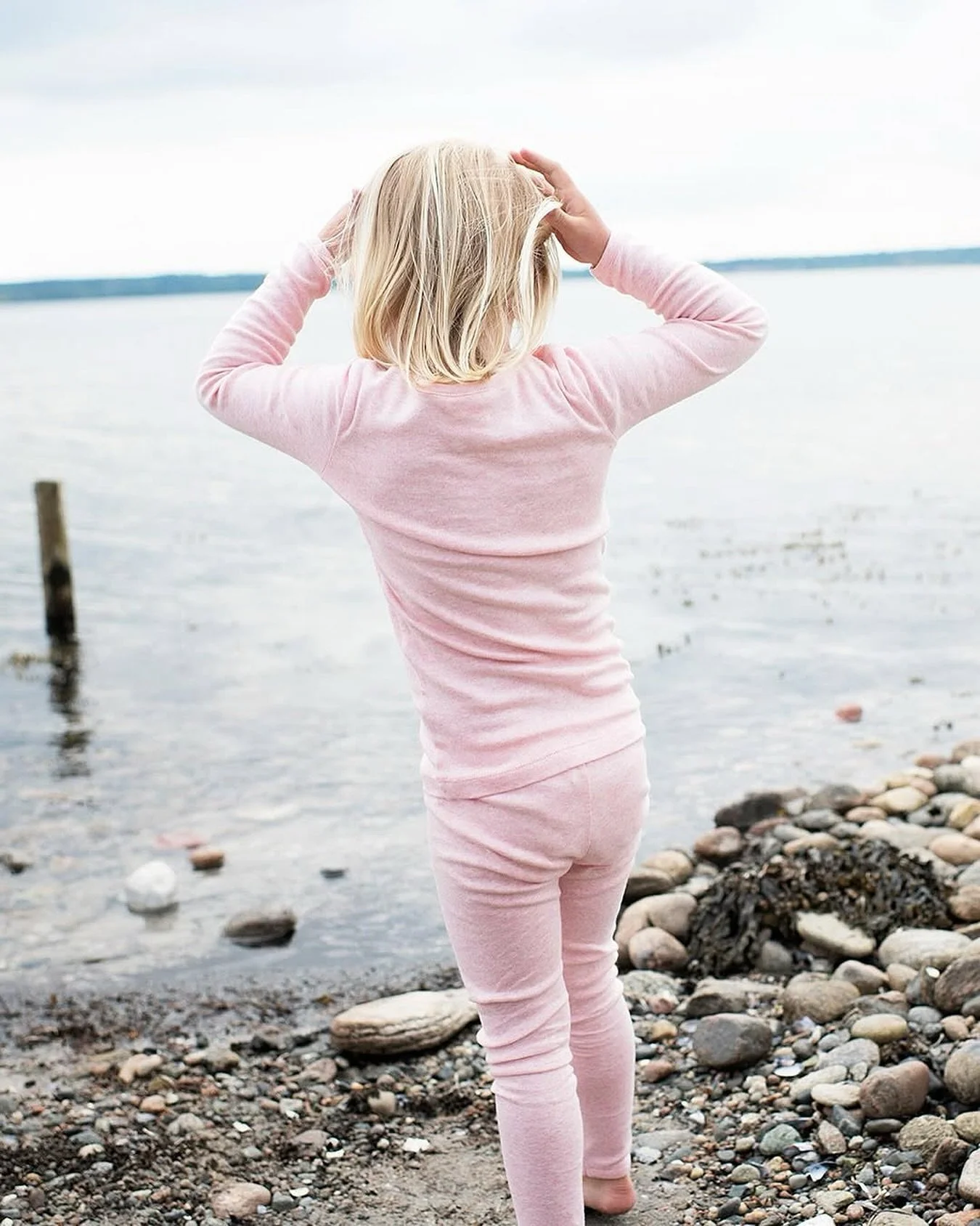 Enjoy the basic Rosebud 🩷🌸 soft to wear and made of pure organic cotton and certified by GOTS (Global Organic Textile Standard) that ensures a sustainable production taking care of our environment and people! 🌱
.
#organicbaby #organickids #babyess