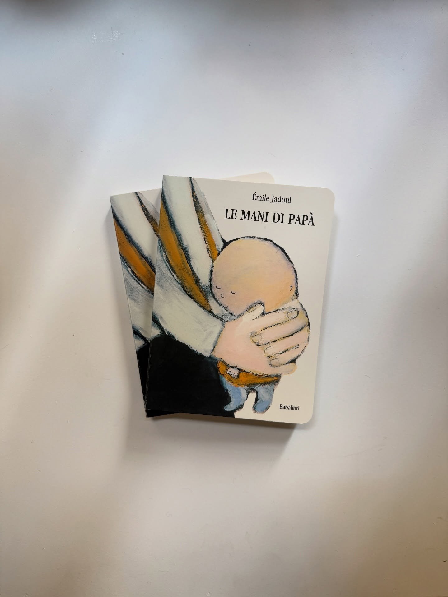 📖✨ Le mani di pap&agrave;

Ci sono mani che aggiustano, che costruiscono, che tengono forte quando abbiamo paura.
Mani che insegnano, che accompagnano, che sanno proteggere senza fare rumore.

Questo libro racconta proprio questo: quanto amore pu&og
