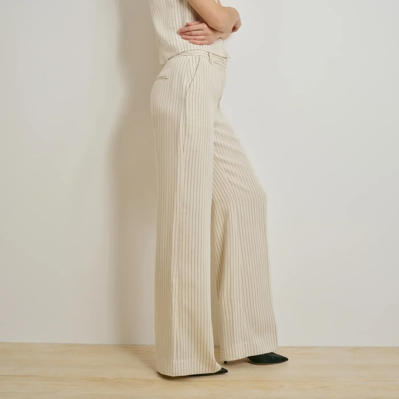 foh4st1622_cream_pinstripe_foh4sp8657_cream_pinstripe_022_53f76c2f-9d58-4916-8e32-731685d92baf.webp