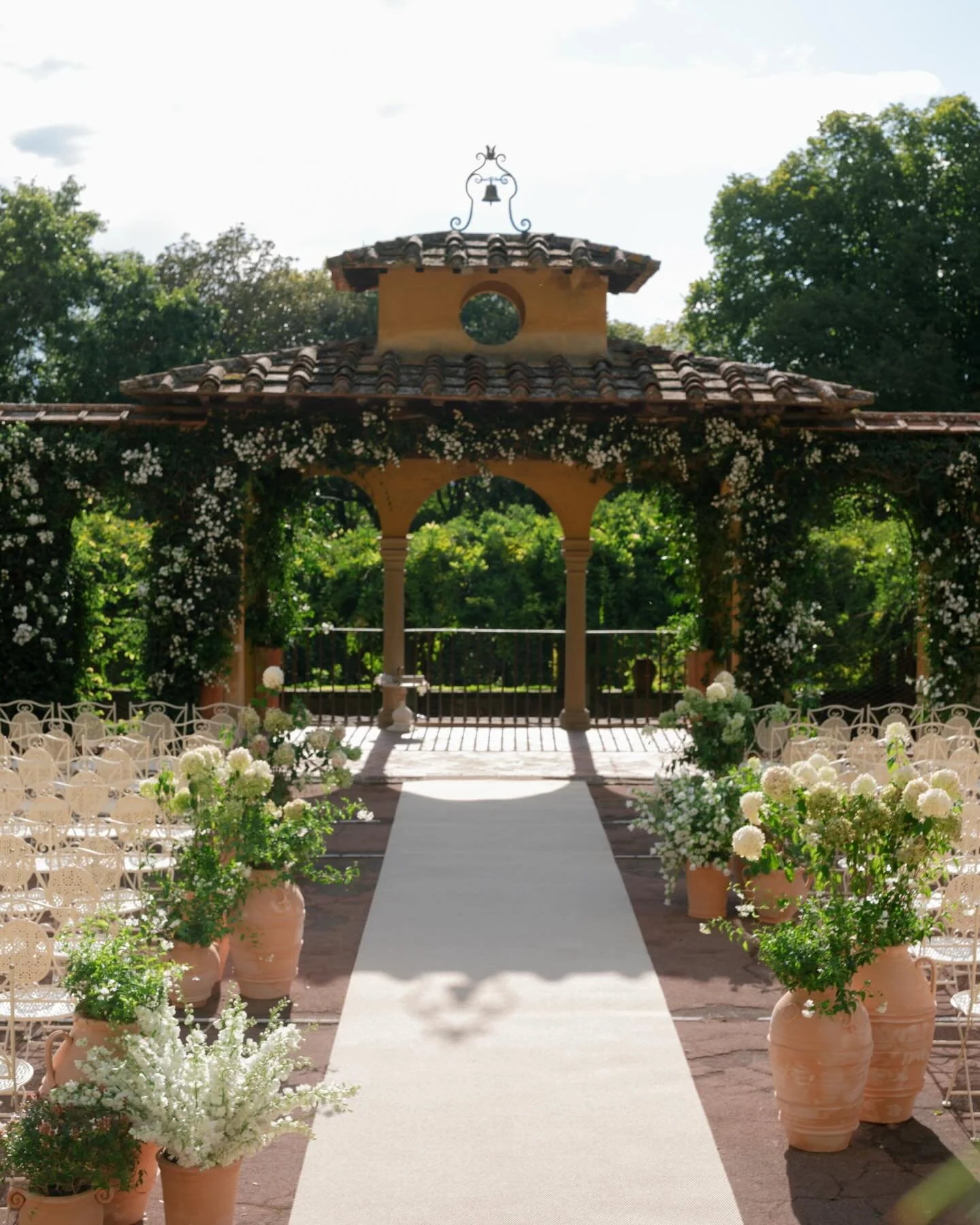 Allie &amp; Matt&rsquo;s ceremony as seen in @vogueweddings 🤍

Upon arrival, guests were greeted with glasses of Franciacorta before being guided along a path leading them to the top of what was once a beautifully sited tennis court, reimagined for 