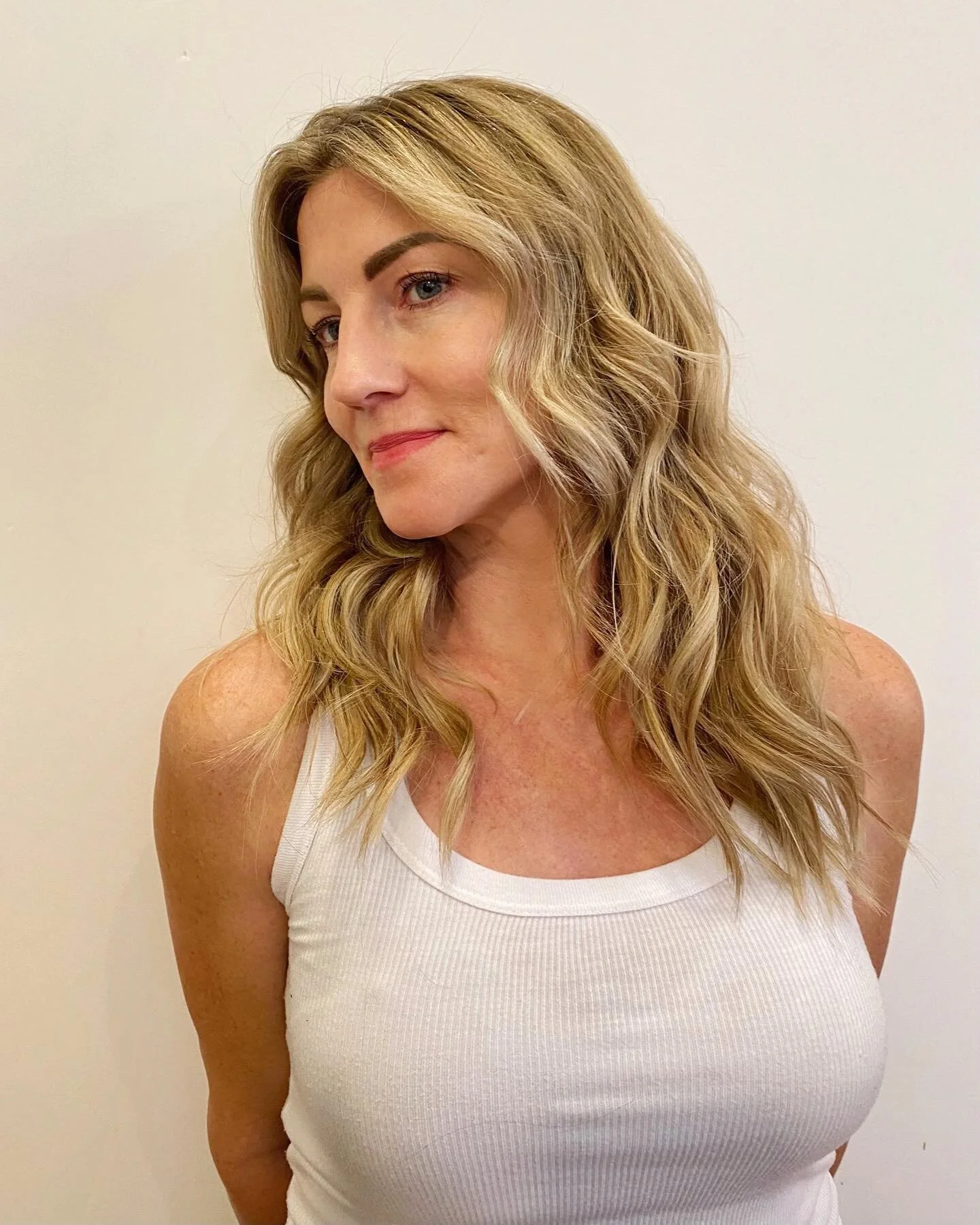 〰️ Cool waves we know &amp; love with some extra @thekaceywelchmethod extension magic I custom colored to match with @originalmineral for that gorgeous blonde. This is a versatile way to add some length &amp; fullness 〰️

Only two wefts and two rows 