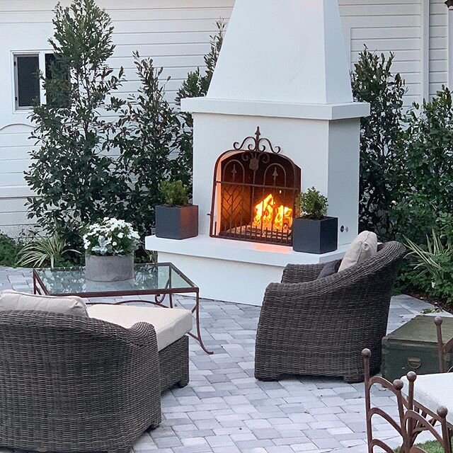 I&rsquo;ve been treating myself to a half hour with a great book out here before the day begins. Today as I tucked in my bookmark, I remembered what this corner of my yard looked like when we moved in - thought I&rsquo;d show you. Swipe to see the BE