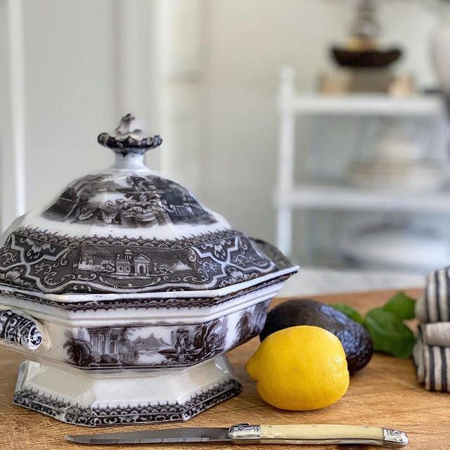 Video Tour of my Spring Kitchen. Come on over!
YouTube channel in my bio or tap my story to watch!

#videohousetour
#videokitchentour
#comevisitmykitchen
#countrylivingstyle
#countrylivingmagazine
#housebeautifulfeature
#bhgstylemaker
#flowblackchina