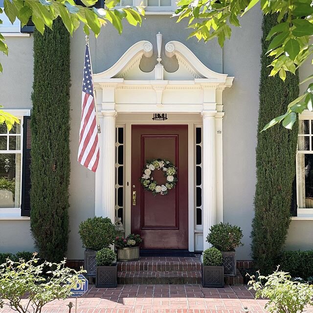 This morning I spied this classic beauty dressed up for the holiday. 🇺🇸
Hope you are having a lovely weekend!
#classichome